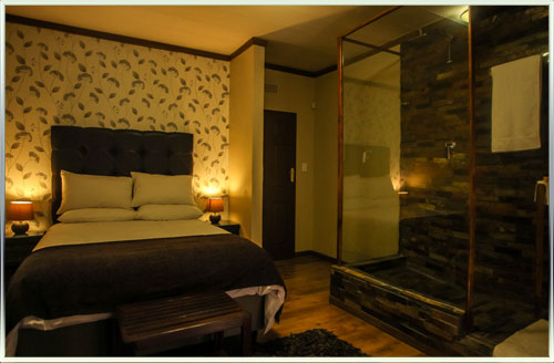 En-suite Bathroom with shower @ 7A Jameson B&B, Bed & Breakfast / Guest house in Kimberley